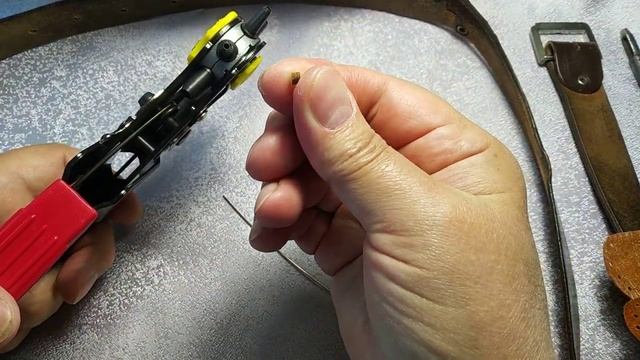 Как красиво сделать (пробить) дырку в ремне. Обзор пробойника смотреть онлайн