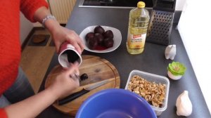 Салат из свеклы с черносливом и грецкими орехами