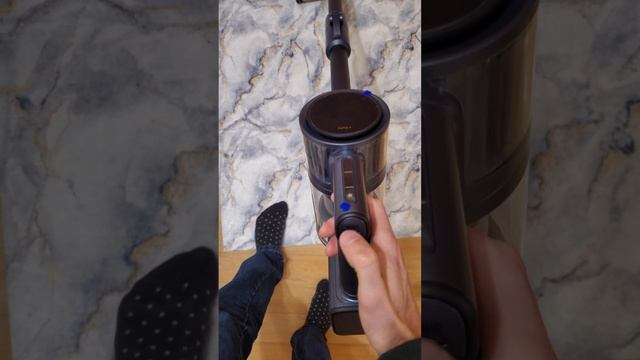 Пример безобразной работы Futula v14 (первая минута использования пылесоса) смотреть онлайн