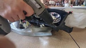 Удаление заводского герметика с фар