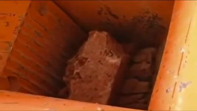 Щековая дробилка для переработки строительных отходов в щебень и отсев.