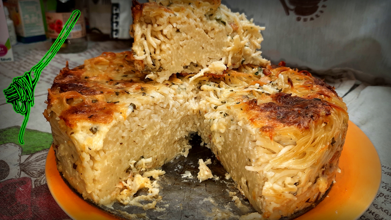 Запеканка из спагетти с беконом и сыром.