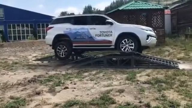 Toyota Fortuner на искусственном бездорожье смотреть онлайн