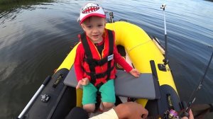 ПЕРВАЯ РЫБАЛКА СЫНА с лодки - его реакция | Какую рыбу поймает Мирон?