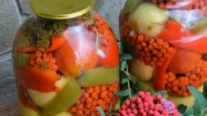 ПОМИДОРЫ С ГРОЗДЬЯМИ РЯБИНЫ.