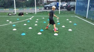 Тренировка по футболу. Ведение мяча.