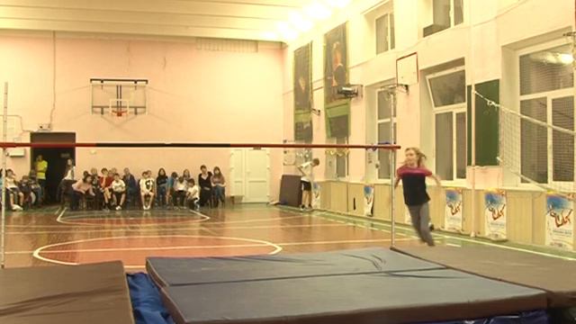 Новогодний легкоатлетический турнир в гимназии №4 смотреть онлайн