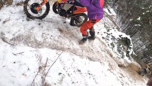 Эндуро зимой без шипов на летней резине.