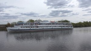 Круизный теплоход Бородино идёт вверх по Москва-реке
