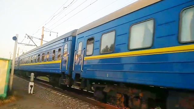 Электровоз ВЛ80С-2364 с пассажирским поездом. Одесса [УЗ] VL80S-2364 with a passenger train. Odessa смотреть онлайн