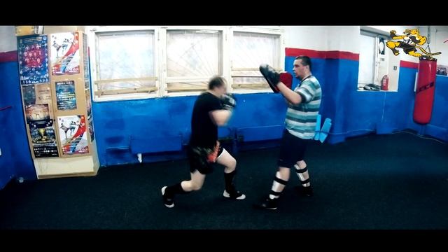 Тренировки по кикбоксингу. Работа на боксерских лапах руками.