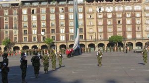 Подъем флага на площади Сокало в Мехико