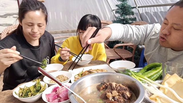 牛骨湯配干鍋手撕雞，硬菜上線，閨女牛骨頭大口啃，大哥饞的流口水！ 【農村大哥寒冰】