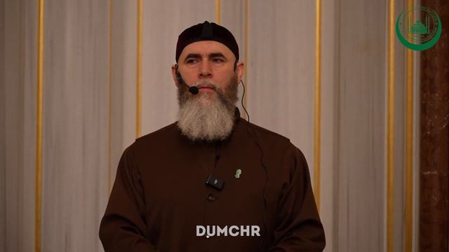 намаз в грозном мечеть. кадыров намаз. намаз чеченской республики. намаз в грозном мечеть. рамзан кадыров в мечети.