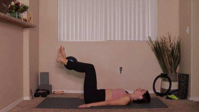 PILATES CORE WORKOUT WITH SMALL BALL // 25 minute mat pilates core workout смотреть онлайн