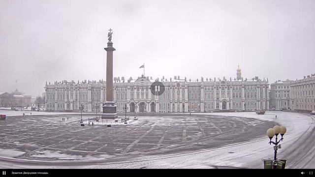 На Дворцовой площади Санкт Петербурга