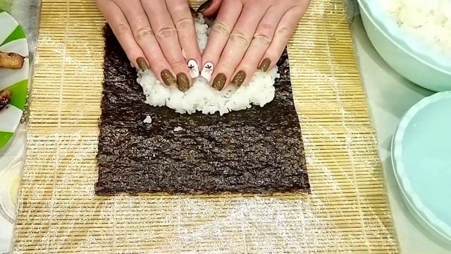 Роллы с курицей в кунжуте. Доступный рецепт. Учимся крутить роллы.