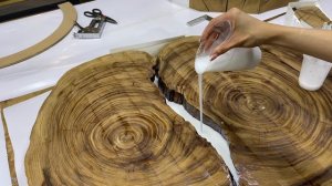 ЖУРНАЛЬНЫЙ СТОЛ ИЗ ЭПОКСИДНОЙ СМОЛЫ STAR LIGHT И СПИЛА КАРАГАЧА