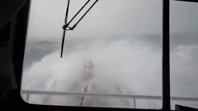 Топ 10. Подборка самых страшных штормов в океане.