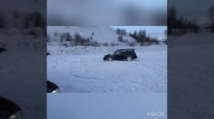 Субару форестер бокам по снегу.