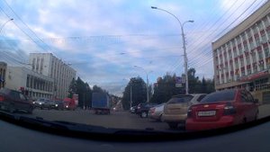 Видео: Как поворачивать налево и перестраиваться перед перекрестком?