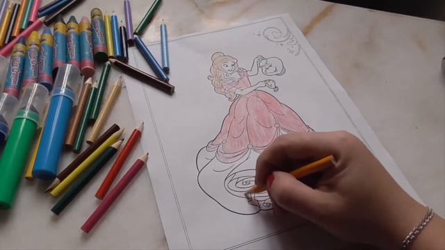 Рисунок принцессы карандашами || Раскрашиваем рукой || Цветные карандаши смотреть онлайн