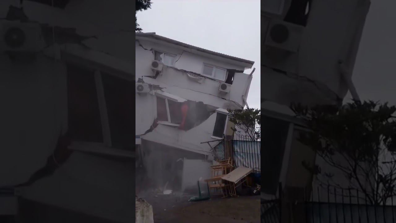 Трехэтажный дом рухнул в Сочи в результате разгула стихии (Микрорайон Лоо Лазаревский район) #shorts смотреть онлайн