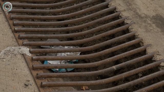 Зачем на одной из новосибирских улиц ливневую канализацию подняли выше уровня дороги? смотреть онлайн