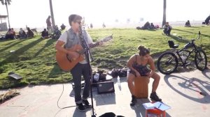 Парень Классно Поёт Свою Песню И Играет На Гитаре На Улице (Талантливый музыкант)