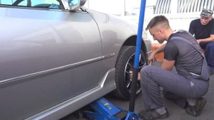 Установка колёсных проставок на Toyota.