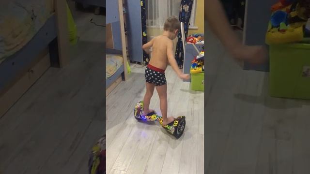 Ребенок на гироскуторе смотреть онлайн