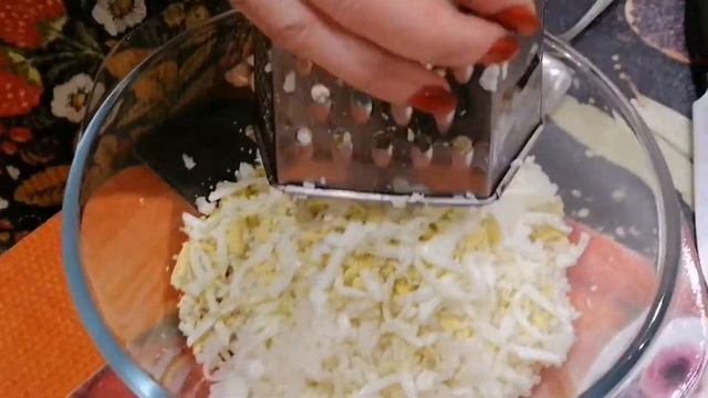 Салат из печени трески. Печень трески это источник витамина D.