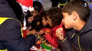 GILET JAUNE Poitiers les gilets jaunes offrent des cadeaux aux enfants défavorisés