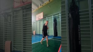 Правый прямой с места