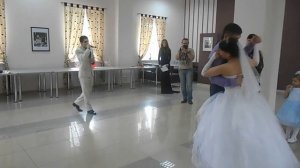 Брат зачитал рэп на свадьбе у сестры.