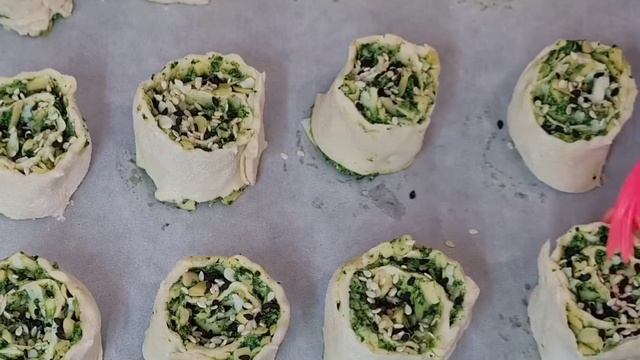 Слоеная ВЫПЕЧКА!  Закусочные рулеты  со ШПИНАТОМ и СЫРОМ! Такую ВКУСНЯТИНУ вы точно не ели!