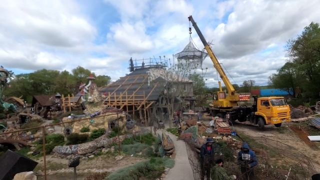 Установка каркаса башни краном на баню. смотреть онлайн