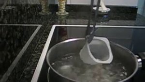 Стаканчик из под йогурта в кипятке