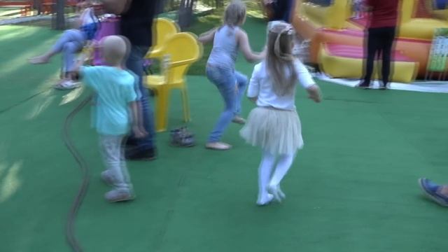 КЛАССНЫЙ парк развлечений для детей !!! Алиса весело погуляла и покаталась на аттракционах ! смотреть онлайн