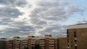 Раннее летнее утро в городе.