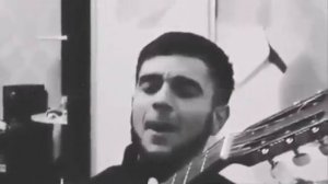 Чеченец поет на гитаре