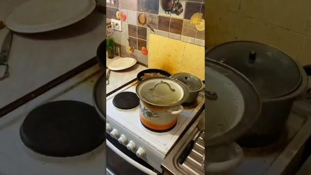 БЕЗУМНЫЙ ПАША. ОЛЕГ МОНГОЛ. САНЯ БЫК. ФЕДЯ. ПРИШЛИ К ТЕМЫЧУ ПОЖРАТЬ ЖАРЕНЫХ РЕБРЫШЕК. смотреть онлайн