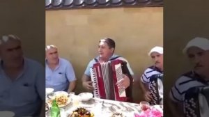 Даргинская песня под гармошку.  Классно играет и поёт.  Это хотят увидеть все.