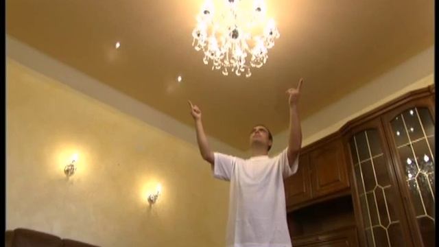 Большая хрустальная люстра и бра в освещении гостиной смотреть онлайн