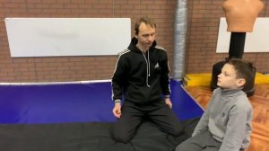Стойка на голове - помощь-страховка