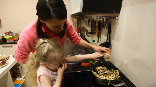 Готовим с детьми Во что играть с ребенком 3 года Изучаем английский и готовом еду Помогаем маме смотреть онлайн