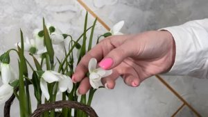 Искусственные подснежники в корзине для весеннего декора дома