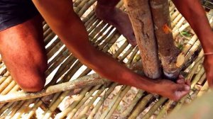 Строительство дома на дереве в джунглях Тайланда.