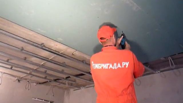 Монтаж листов гипсокартона с подрезкой профиля мастерами компании Рембригада.ру