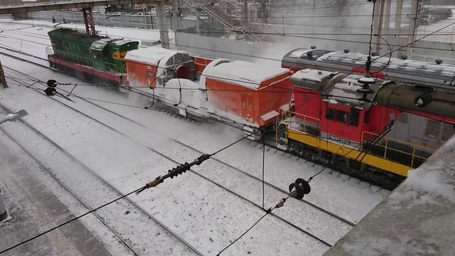 Тепловозы ЧМЭ3-2072, ЧМЭ3-6165 с ПОМ-1М-085. Ст.Царицыно 14.11.2016 смотреть онлайн